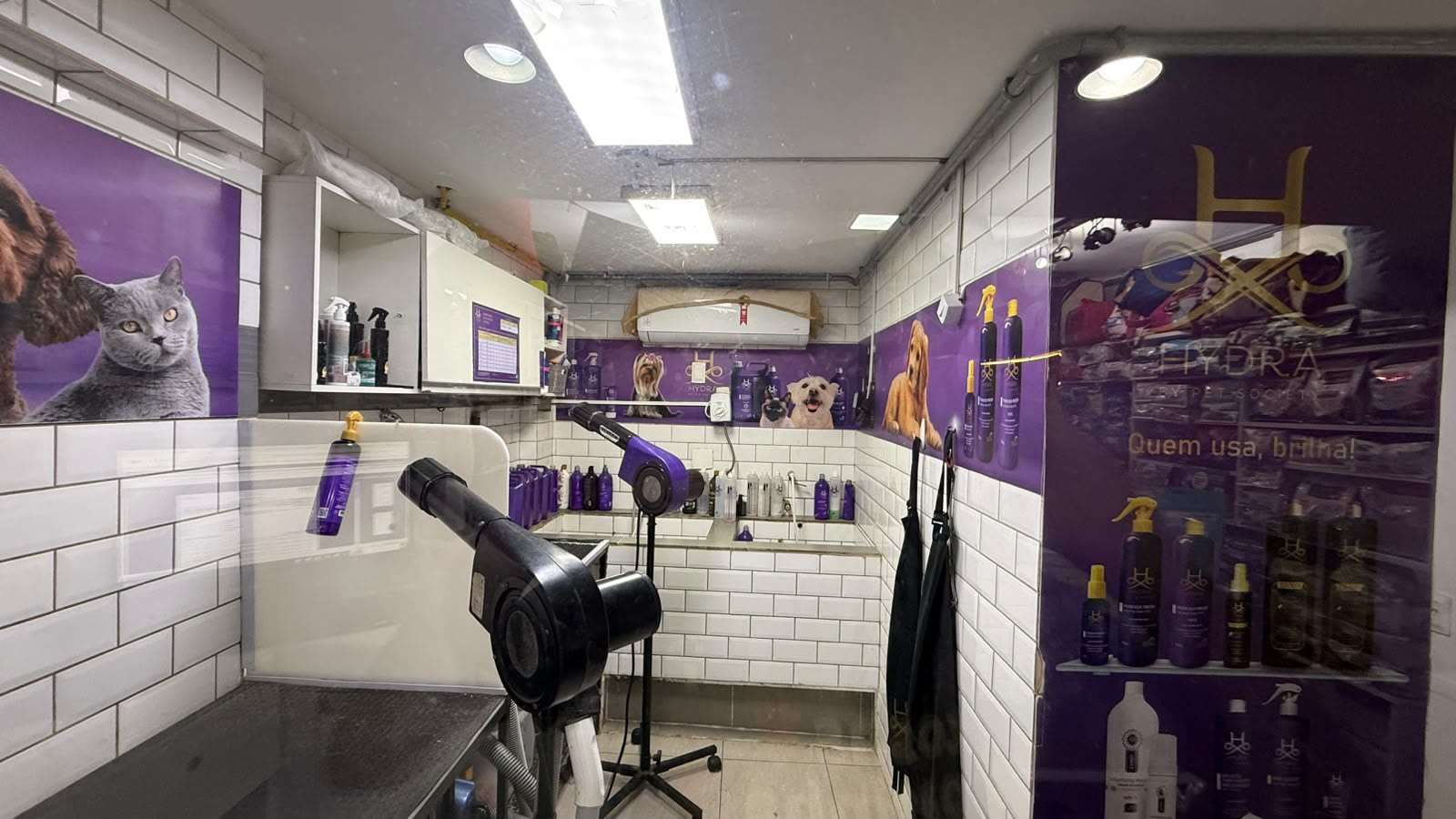 Parede da sala de banho com os produtos Hydra by Pet Society