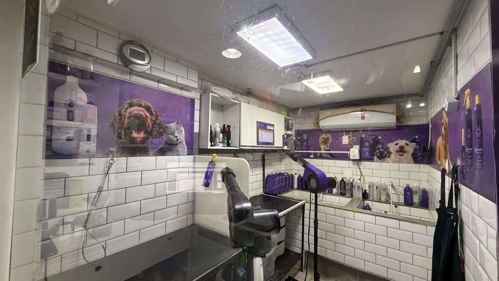 Sala de banho climatizada do Plaza Pet Laranjeiras, com mesa de secagem e sopradores