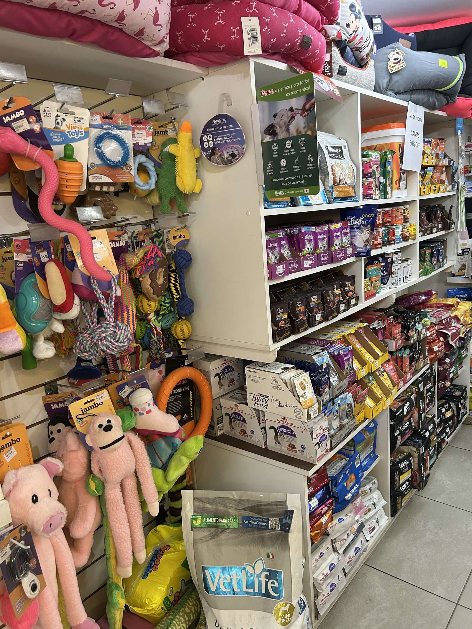 Camas, brinquedos e petiscos nas prateleiras da loja