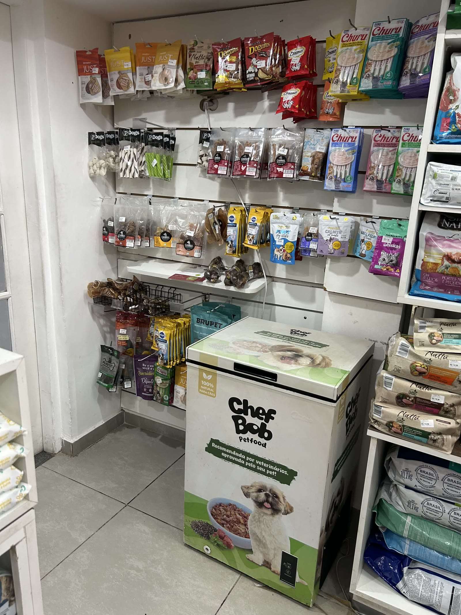 Parede de petiscos para cães e gatos